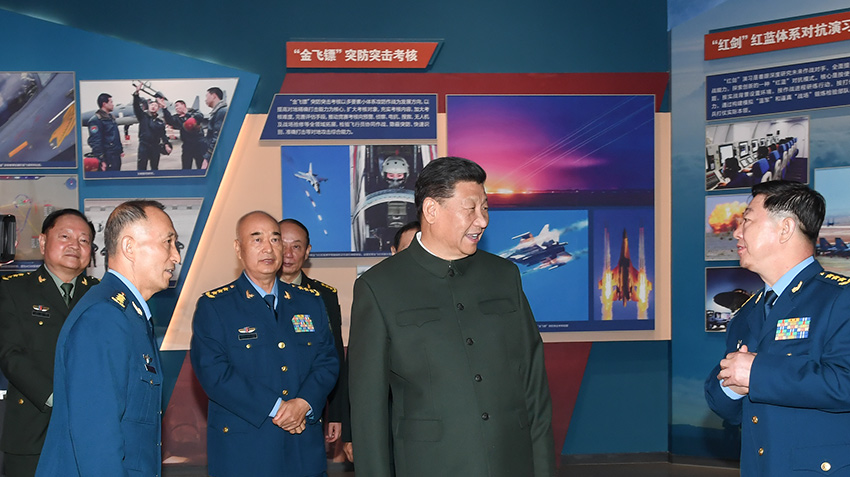 11月8日，中共中央總書記、國家主席、中央軍委主席習近平出席慶祝空軍成立70周年主題活動，代表黨中央和中央軍委，對空軍成立70周年表示熱烈祝賀，向空軍全體官兵致以誠摯問候。這是習近平在位於北京市昌平區的中國航空博物館參觀慶祝空軍成立70周年主題展覽。 新華社記者 李剛 攝