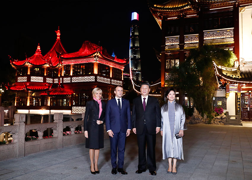 11月5日晚，國家主席習(xí)近平和夫人彭麗媛在上海豫園會見法國總統(tǒng)馬克龍和夫人布麗吉特。 新華社記者 劉彬 攝