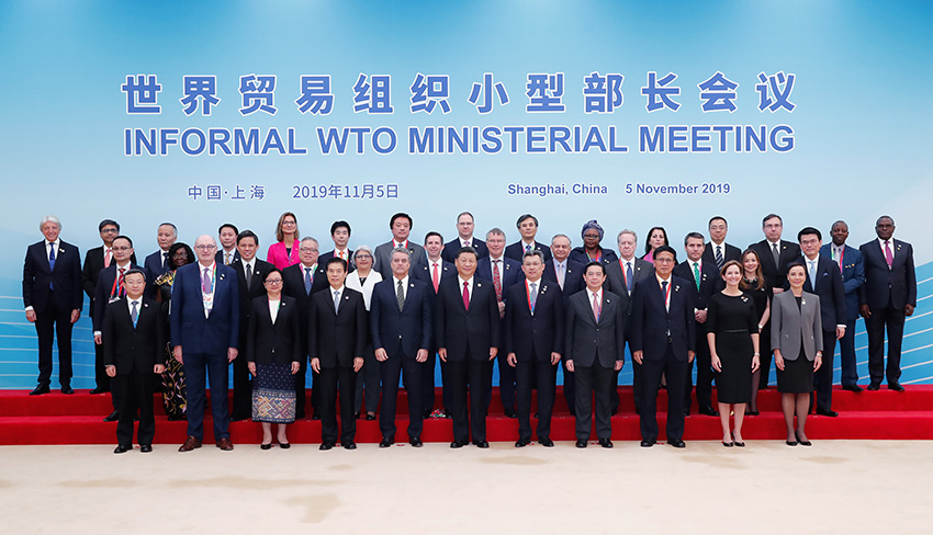 11月5日，第二屆中國國際進口博覽會在上海國家會展中心開幕。國家主席習近平出席開幕式並發(fā)表題為《開放合作 命運與共》的主旨演講。這是開幕式前，習近平親切會見出席世貿(mào)組織小型部長會議外方部長和代表團團長。 新華社記者 劉彬 攝