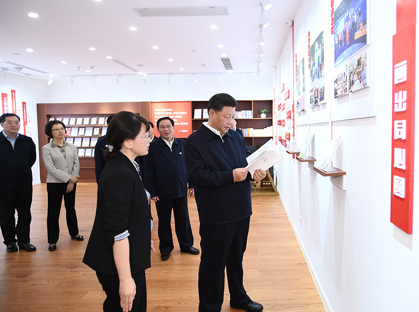 11月2日至3日，中共中央總書記、國家主席、中央軍委主席習近平在上海考察。這是2日下午，習近平在長寧區(qū)虹橋街道古北市民中心考察，了解社區(qū)開通社情民意直通車、服務基層群眾參與立法工作等情況。 新華社記者 謝環(huán)馳 攝