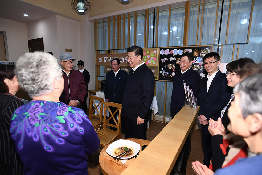 11月2日至3日，中共中央總書記、國家主席、中央軍委主席習近平在上海考察。這是2日下午，習近平在長寧區虹橋街道古北市民中心老年助餐點，同正在用餐的居民熱情交談。 新華社記者 謝環馳 攝