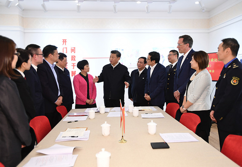 11月2日，中共中央總書記、國家主席、中央軍委主席習近平在上海市考察。這是習近平在長寧區虹橋街道古北市民中心，同參加法律草案意見建議征詢會的中外居民親切交談，詳細詢問法律草案的意見征集工作情況。 新華社記者 謝環馳 攝