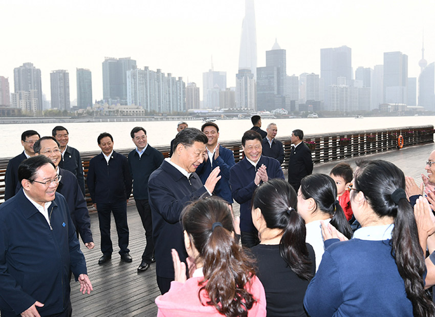 11月2日，中共中央總書記、國家主席、中央軍委主席習(xí)近平在上海市考察調(diào)研。這是習(xí)近平在楊浦區(qū)濱江公共空間楊樹浦水廠濱江段同當(dāng)?shù)鼐用裼H切交談。 新華社記者 謝環(huán)馳 攝