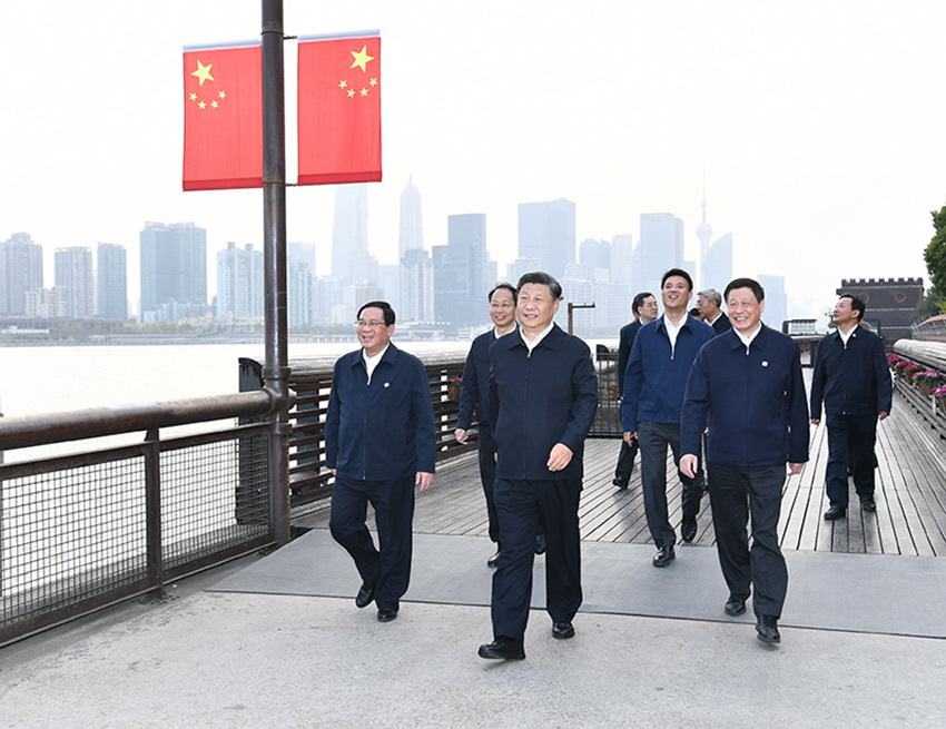 11月2日，中共中央總書記、國家主席、中央軍委主席習近平在上海市考察。這是習近平來到楊浦濱江公共空間楊樹浦水廠濱江段，沿濱江棧橋察看黃浦江兩岸風貌。 新華社記者 謝環馳 攝