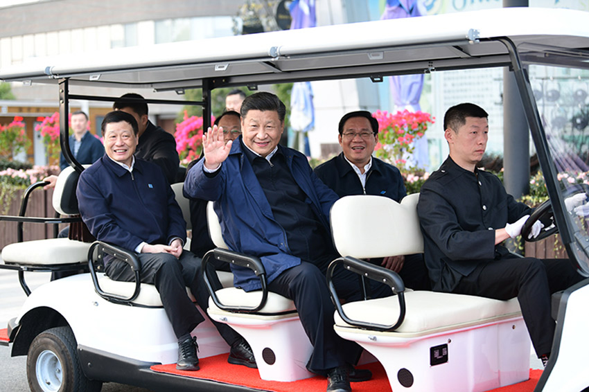 11月2日，中共中央總書記、國家主席、中央軍委主席習近平在上海市考察調研。這是習近平在楊浦區濱江公共空間楊樹浦水廠濱江段實地考察。 新華社記者 謝環馳 攝