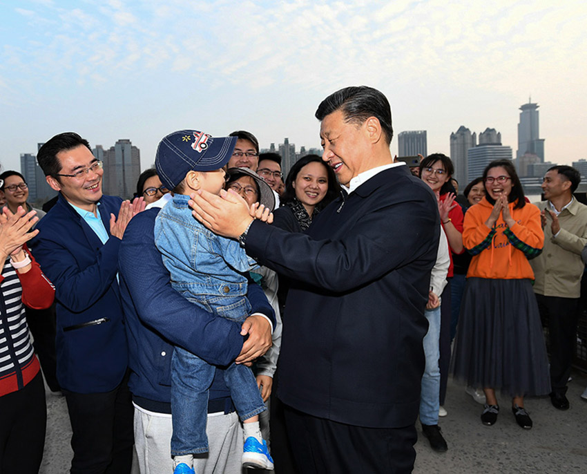 11月2日，中共中央總書記、國家主席、中央軍委主席習(xí)近平在上海市考察。這是習(xí)近平來到楊浦濱江公共空間楊樹浦水廠濱江段，同正在這裡休閑健身的群眾親切交談。 新華社記者 謝環(huán)馳 攝