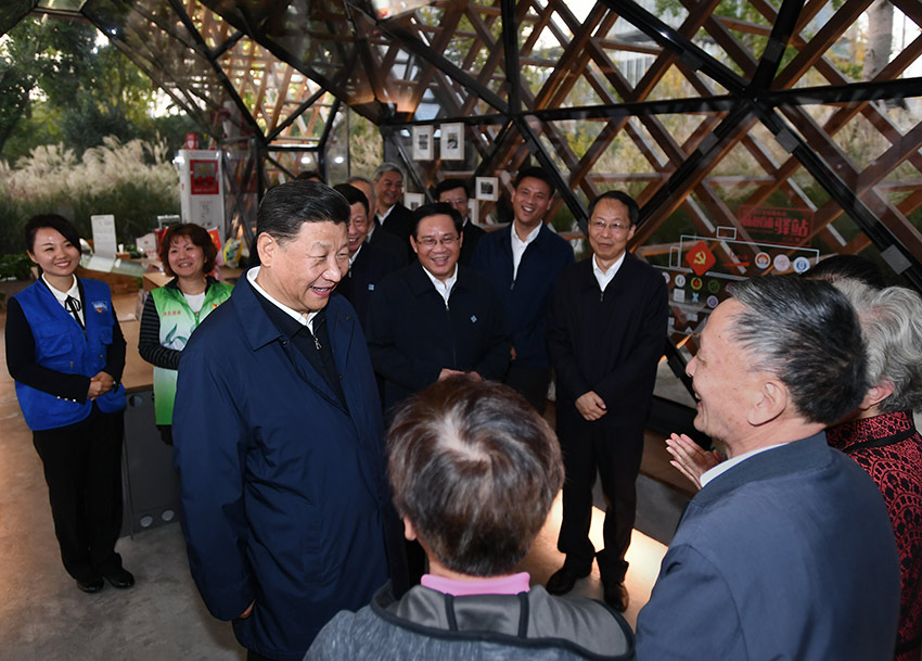 11月2日至3日，中共中央總書記、國家主席、中央軍委主席習近平在上海考察。這是2日下午，習近平在楊浦區濱江公共空間楊樹浦水廠濱江段人人屋黨群服務站，同服務站工作人員和居民交談，了解基層黨建和公共服務情況。 新華社記者 謝環馳 攝