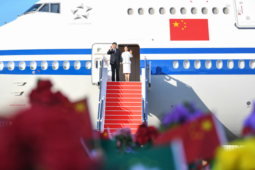 12月18日，中共中央總書記、國家主席、中央軍委主席習近平乘專機抵達澳門，出席將於20日舉行的慶祝澳門回歸祖國20周年大會暨澳門特別行政區第五屆政府就職典禮並視察澳門。這是習近平和夫人彭麗媛走出艙門，向歡迎人群揮手致意。 新華社記者 謝環馳 攝
