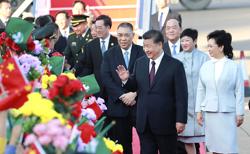 12月18日，中共中央總書(shū)記、國(guó)家主席、中央軍委主席習(xí)近平乘專機(jī)抵達(dá)澳門(mén)，出席將於20日舉行的慶祝澳門(mén)回歸祖國(guó)20周年大會(huì)暨澳門(mén)特別行政區(qū)第五屆政府就職典禮並視察澳門(mén)。這是習(xí)近平和夫人彭麗媛向歡迎人群致意。 新華社記者 龐興雷 攝