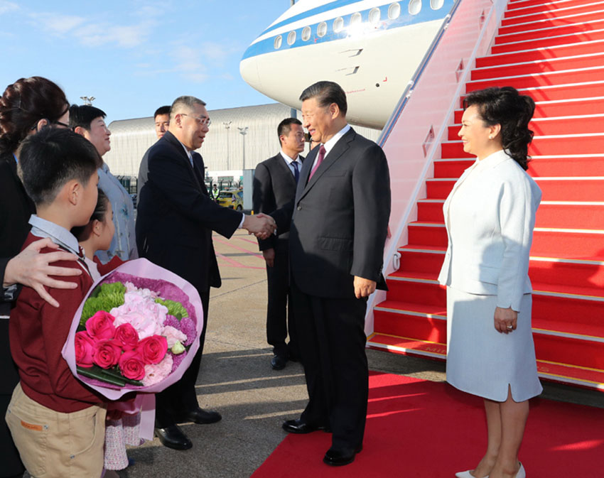 12月18日，中共中央總書記、國家主席、中央軍委主席習近平乘專機抵達澳門，出席將於20日舉行的慶祝澳門回歸祖國20周年大會暨澳門特別行政區第五屆政府就職典禮並視察澳門。這是習近平同前來機場迎接的澳門特別行政區行政長官崔世安親切握手。 新華社記者 鞠鵬 攝