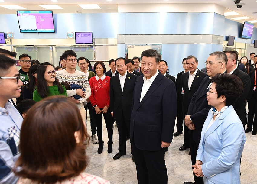 12月19日，國家主席習近平在澳門特別行政區(qū)行政長官崔世安陪同下，來到位於澳門黑沙環(huán)的政府綜合服務中心和濠江中學附屬英才學校，同澳門市民和師生親切交流。這是習近平在黑沙環(huán)政府綜合服務中心同澳門市民親切交流。 新華社記者 謝環(huán)馳 攝