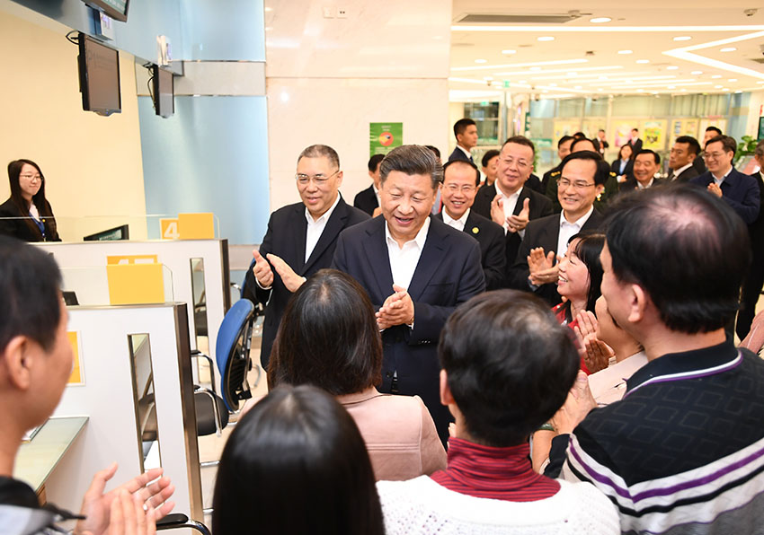 12月19日，國家主席習近平在澳門特別行政區行政長官崔世安陪同下，來到位於澳門黑沙環的政府綜合服務中心和濠江中學附屬英才學校，同澳門市民和師生親切交流。這是習近平在黑沙環政府綜合服務中心同澳門市民親切交流。 新華社記者 謝環馳 攝