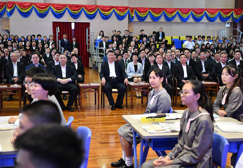 12月19日，國家主席習近平在澳門特別行政區行政長官崔世安陪同下，來到位於澳門黑沙環的政府綜合服務中心和濠江中學附屬英才學校，同澳門市民和師生親切交流。這是習近平在濠江中學附屬英才學校觀摩以“‘一國兩制’與澳門”為題的中國歷史公開課。 新華社記者 李濤 攝