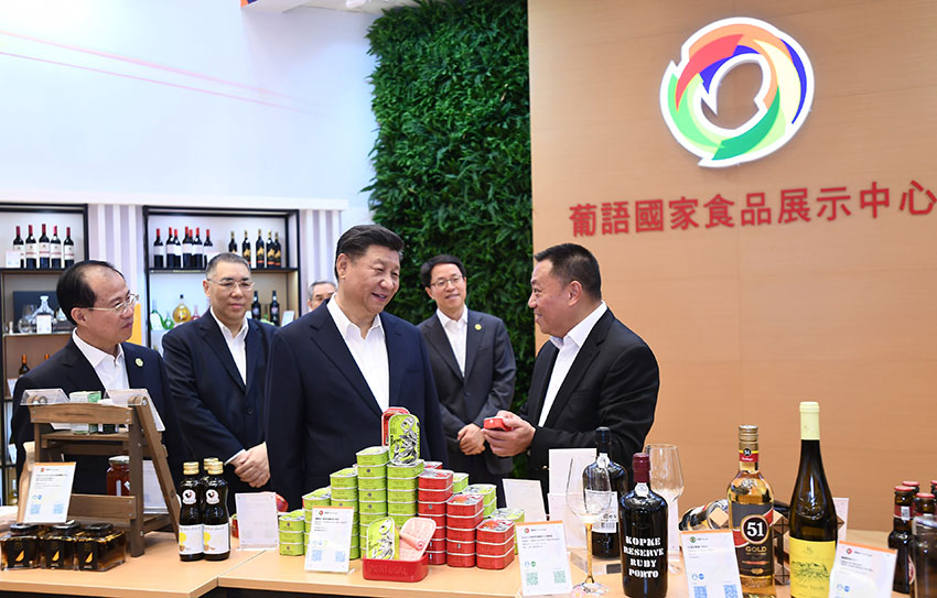 12月19日，國家主席習(xí)近平在澳門特別行政區(qū)行政長官崔世安陪同下，來到中國與葡語國家商貿(mào)合作服務(wù)平臺綜合體考察。這是習(xí)近平察看平臺建設(shè)成果展和葡語國家產(chǎn)品展示。 新華社記者 謝環(huán)馳 攝