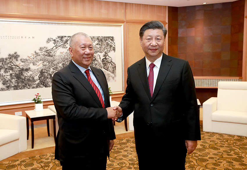 12月19日，國(guó)家主席習(xí)近平在澳門會(huì)見(jiàn)全國(guó)政協(xié)副主席何厚鏵。 新華社記者 龐興雷 攝