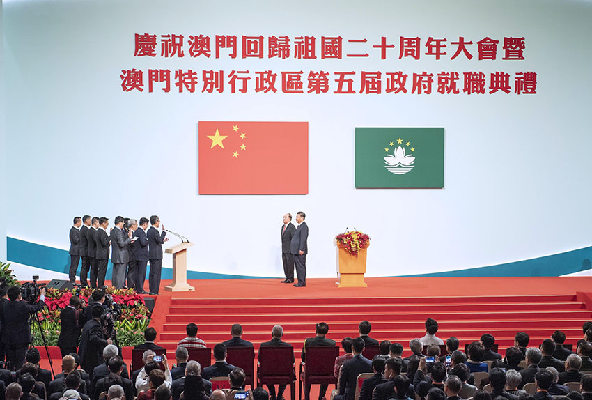 12月20日，慶祝澳門回歸祖國20周年大會暨澳門特別行政區(qū)第五屆政府就職典禮在澳門東亞運動會體育館隆重舉行。中共中央總書記、國家主席、中央軍委主席習近平出席並發(fā)表重要講話。由習近平監(jiān)誓，澳門特別行政區(qū)第五屆政府主要官員在澳門特區(qū)第五任行政長官賀一誠帶領(lǐng)下宣誓就職。 新華社記者 李濤 攝