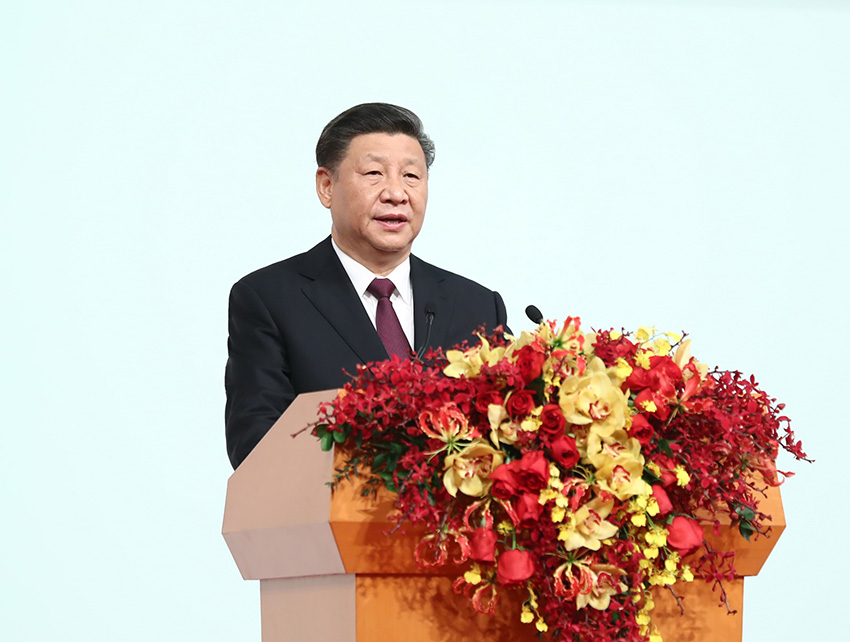 12月20日，慶祝澳門(mén)回歸祖國(guó)20周年大會(huì)暨澳門(mén)特別行政區(qū)第五屆政府就職典禮在澳門(mén)東亞運(yùn)動(dòng)會(huì)體育館隆重舉行。中共中央總書(shū)記、國(guó)家主席、中央軍委主席習(xí)近平出席並發(fā)表重要講話。 新華社記者 鞠鵬 攝