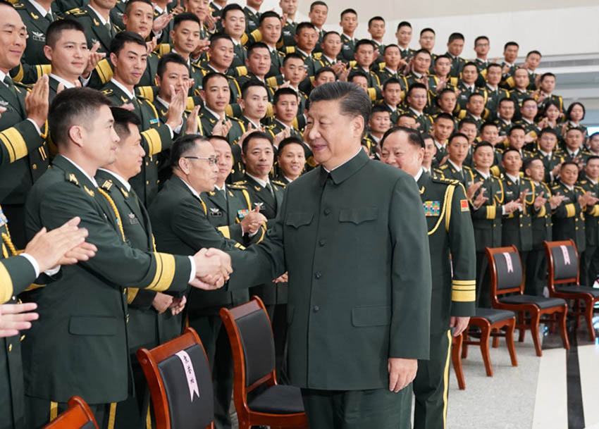 12月20日，中共中央總書記、國家主席、中央軍委主席習近平視察中國人民解放軍駐澳門部隊，代表黨中央和中央軍委向駐澳門部隊全體官兵致以誠摯的問候。這是習近平親切接見駐澳門部隊全體干部。 新華社記者 李剛 攝
