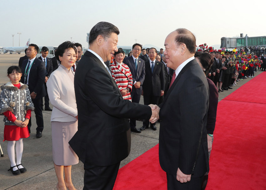 12月20日，中共中央總書記、國家主席、中央軍委主席習(xí)近平圓滿結(jié)束在澳門的各項活動，從澳門乘專機返回北京。這是歡送儀式上，習(xí)近平同前來送行的澳門特別行政區(qū)行政長官賀一誠握手。 新華社記者 鞠鵬 攝