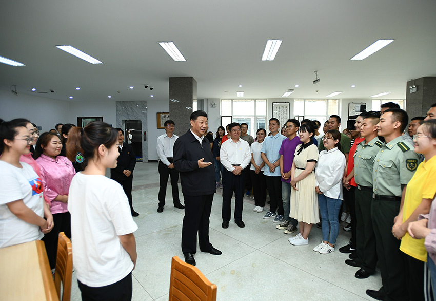 7月16日，中共中央總書記、國家主席、中央軍委主席習近平在內蒙古考察並指導開展“不忘初心、牢記使命”主題教育。這是習近平在內蒙古大學圖書館同學生們親切交談，勉勵他們志存高遠、腳踏實地、發奮圖強。 新華社記者 謝環馳 攝