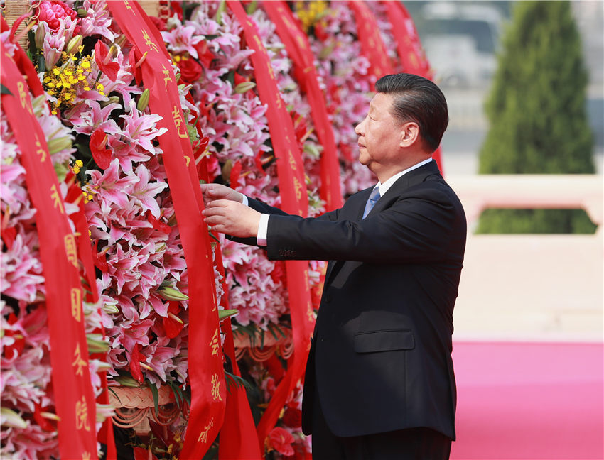 9月30日上午，習(xí)近平、李克強(qiáng)、栗戰(zhàn)書(shū)、汪洋、王滬寧、趙樂(lè)際、韓正、王岐山等黨和國(guó)家領(lǐng)導(dǎo)人來(lái)到北京天安門(mén)廣場(chǎng)，出席烈士紀(jì)念日向人民英雄敬獻(xiàn)花籃儀式。這是習(xí)近平整理花籃上的緞帶。 新華社記者 龐興雷 攝