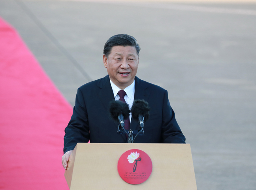 12月18日，中共中央總書記、國家主席、中央軍委主席習(xí)近平乘專機(jī)抵達(dá)澳門，出席將於20日舉行的慶祝澳門回歸祖國20周年大會(huì)暨澳門特別行政區(qū)第五屆政府就職典禮並視察澳門。這是習(xí)近平在機(jī)場發(fā)表重要講話。 新華社記者 龐興雷 攝