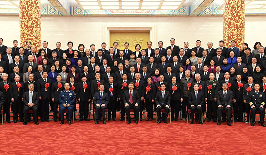 12月16日，黨和國家領導人習近平、王滬寧、韓正等在北京人民大會堂會見全國離退休干部先進集體和先進個人代表。 新華社記者 饒愛民 攝