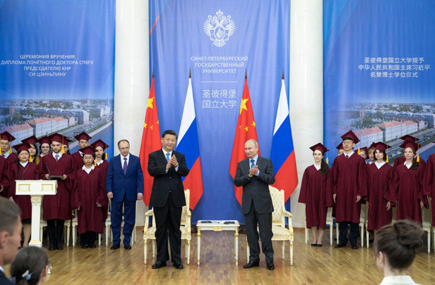 6月6日，國家主席習(xí)近平在聖彼得堡出席接受聖彼得堡國立大學(xué)名譽(yù)博士學(xué)位儀式。俄羅斯總統(tǒng)普京出席儀式。 新華社記者 王曄 攝
