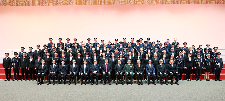 12月19日，國家主席習(xí)近平在澳門會(huì)見澳門特別行政區(qū)紀(jì)律部隊(duì)代表。 新華社記者 龐興雷 攝