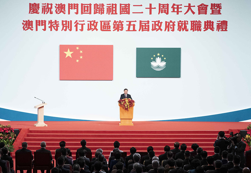 12月20日，慶祝澳門回歸祖國20周年大會暨澳門特別行政區(qū)第五屆政府就職典禮在澳門東亞運動會體育館隆重舉行。中共中央總書記、國家主席、中央軍委主席習近平出席並發(fā)表重要講話。 新華社記者 李濤 攝