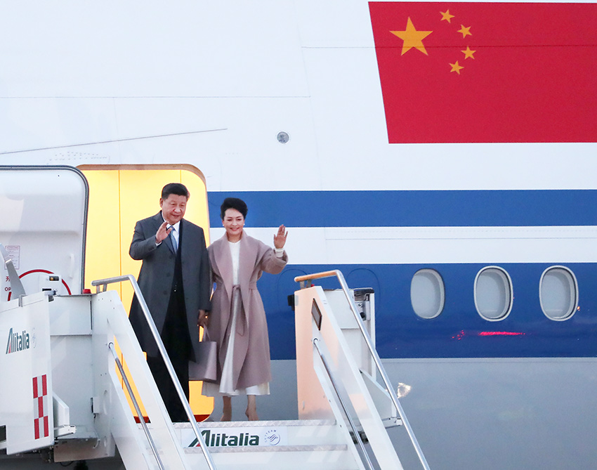 3月21日，國(guó)家主席習(xí)近平乘專機(jī)抵達(dá)羅馬，開始對(duì)意大利共和國(guó)進(jìn)行國(guó)事訪問。這是習(xí)近平和夫人彭麗媛步出艙門。 新華社記者王曄攝