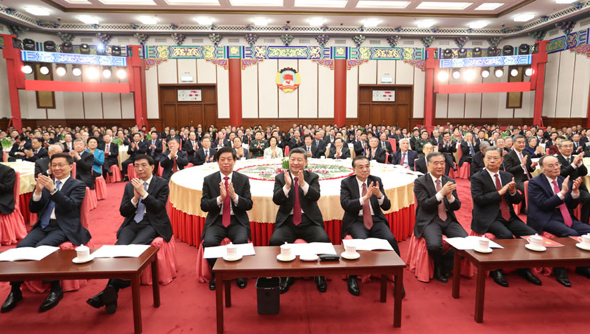12月31日，全國政協(xié)在北京舉行新年茶話會。黨和國家領導人習近平、李克強、栗戰(zhàn)書、汪洋、王滬寧、趙樂際、韓正、王岐山出席茶話會並觀看演出。 新華社記者 黃敬文 攝