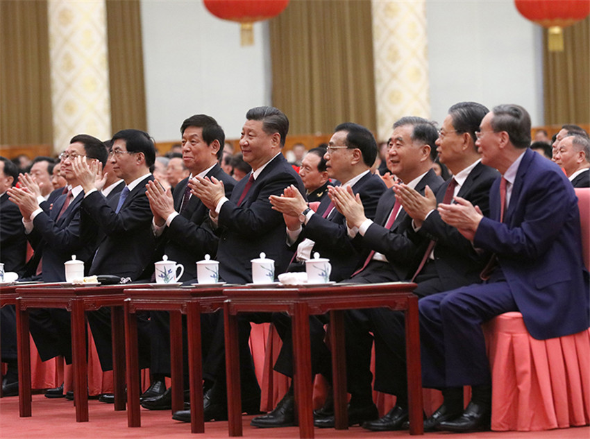1月23日，中共中央、國務(wù)院在北京人民大會堂舉行2020年春節(jié)團(tuán)拜會。黨和國家領(lǐng)導(dǎo)人習(xí)近平、李克強(qiáng)、栗戰(zhàn)書、汪洋、王滬寧、趙樂際、韓正、王岐山等同首都各界人士歡聚一堂，共迎新春。新華社記者 劉衛(wèi)兵 攝