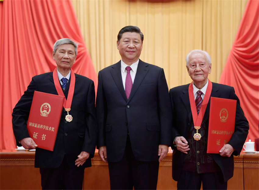 1月10日，2019年度國家科學技術獎勵大會在北京人民大會堂隆重舉行。中共中央總書記、國家主席、中央軍委主席習近平向獲得2019年度國家最高科學技術獎的原中國船舶重工集團公司第七一九研究所黃旭華院士（右）和中國科學院大氣物理研究所曾慶存院士（左）頒獎。新華社記者 李學仁 攝