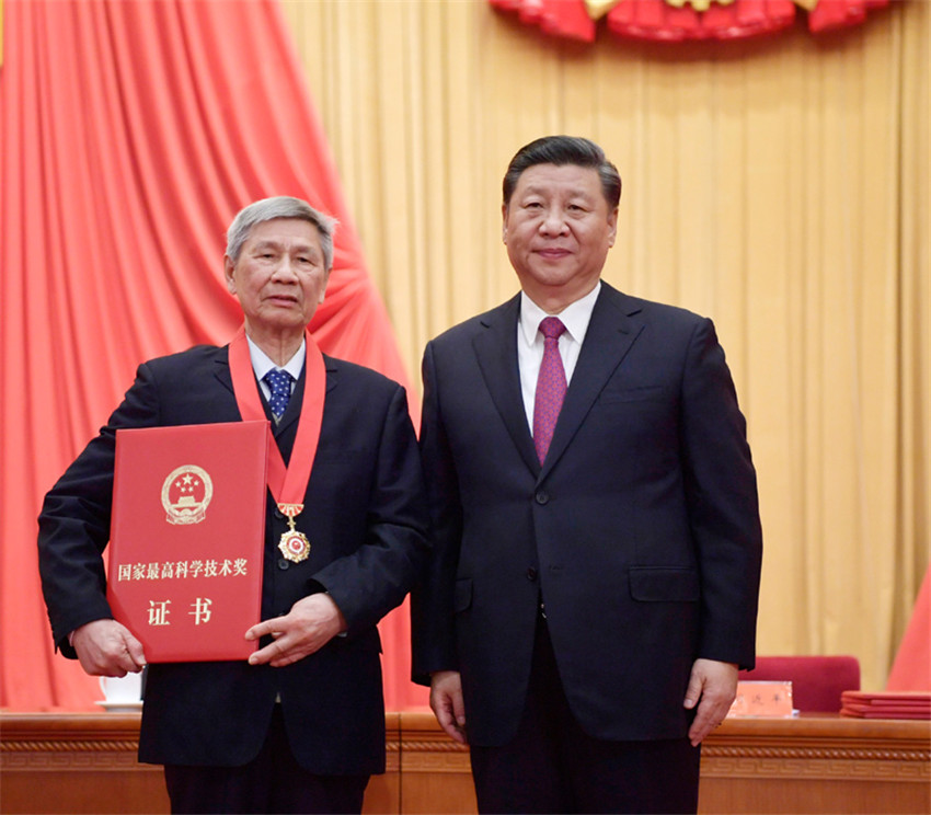 1月10日，2019年度國家科學技術獎勵大會在北京人民大會堂隆重舉行。中共中央總書記、國家主席、中央軍委主席習近平向獲得2019年度國家最高科學技術獎的中國科學院大氣物理研究所曾慶存院士頒獎。新華社記者 李學仁 攝