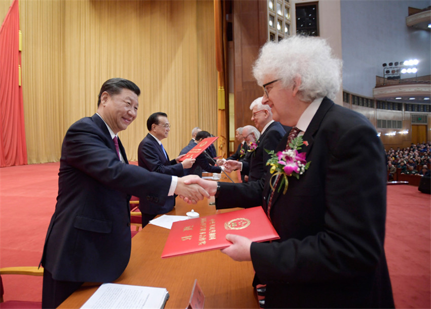1月10日，2019年度國家科學(xué)技術(shù)獎勵大會在北京人民大會堂隆重舉行。這是習(xí)近平等黨和國家領(lǐng)導(dǎo)人同獲得2019年度國家最高科學(xué)技術(shù)獎的原中國船舶重工集團公司第七一九研究所黃旭華院士和中國科學(xué)院大氣物理研究所曾慶存院士一道，為獲得國家自然科學(xué)獎、國家技術(shù)發(fā)明獎、國家科學(xué)技術(shù)進步獎和中華人民共和國國際科學(xué)技術(shù)合作獎的代表頒發(fā)証書。新華社記者 李學(xué)仁 攝