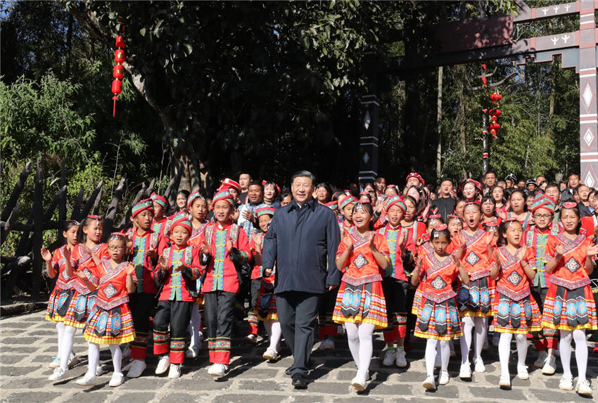 1月19日至21日，中共中央總書記、國家主席、中央軍委主席習近平來到雲南，看望慰問各族干部群眾，向全國人民致以新春祝福。這是19日下午，騰沖市清水鄉三家村中寨司莫拉佤族村的鄉親們唱著《阿佤人民唱新歌》，簇擁著習近平走出村口。新華社記者 謝環馳 攝