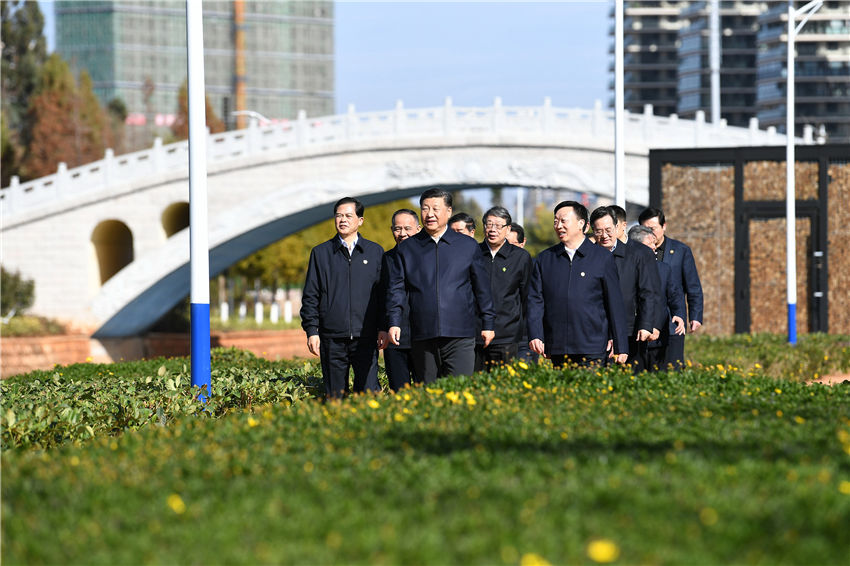 1月20日，正在雲(yún)南考察的中共中央總書記、國(guó)家主席、中央軍委主席習(xí)近平來到昆明，前往滇池星海半島生態(tài)濕地，察看滇池保護(hù)治理情況。新華社記者 謝環(huán)馳 攝