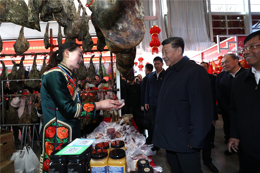 1月19日至21日，中共中央總書記、國家主席、中央軍委主席習近平來到雲(yún)南，看望慰問各族干部群眾，向全國人民致以新春祝福。這是20日下午，習近平在昆明新春購物博覽會年貨街，了解春節(jié)前市場供應情況。新華社記者 鞠鵬 攝