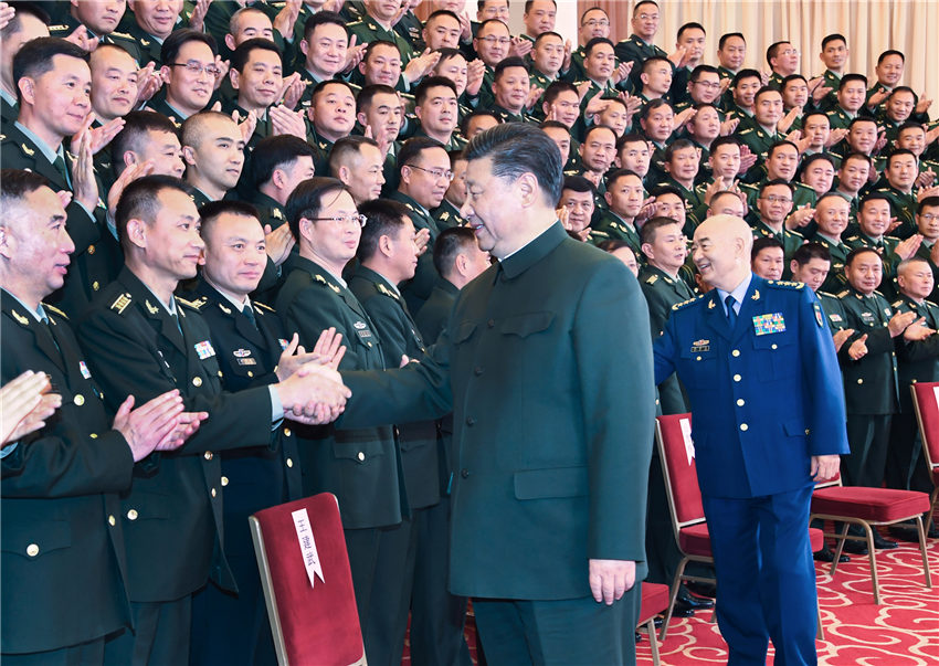 中華民族傳統節日春節來臨之際，中共中央總書記、國家主席、中央軍委主席習近平視察駐雲南部隊，深入邊防一線，看望慰問官兵，代表黨中央和中央軍委，向全體人民解放軍指戰員、武警部隊官兵、民兵預備役人員致以誠摯問候和新春祝福。這是1月20日，習近平在昆明親切接見駐雲南部隊副師職以上領導干部和團級單位主官。新華社記者 李剛 攝 
