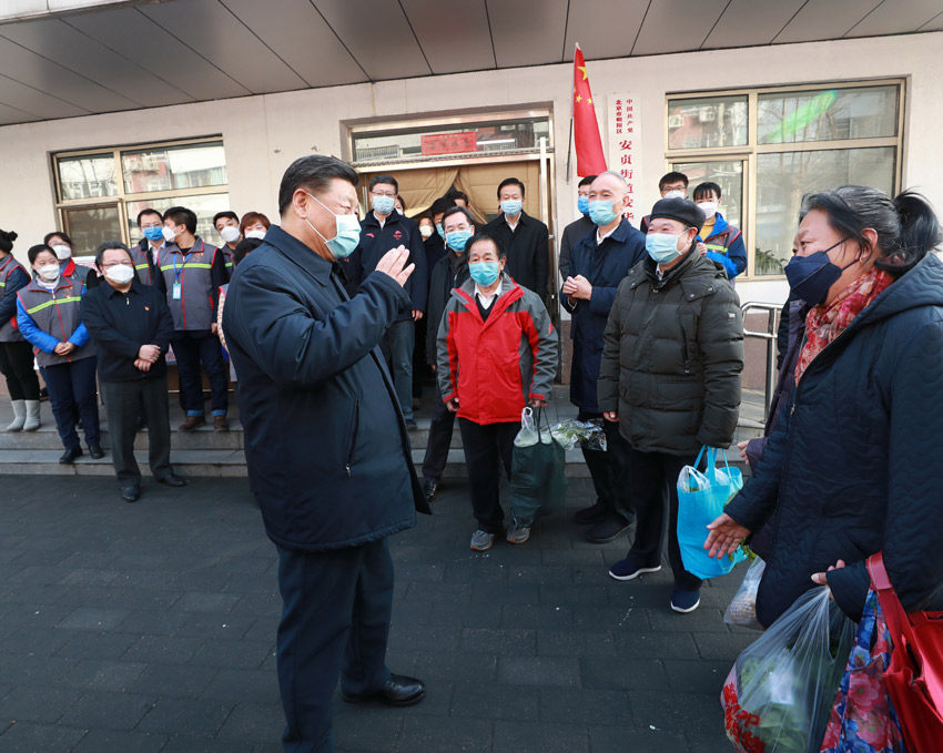 2月10日，中共中央總書記、國家主席、中央軍委主席習(xí)近平在北京調(diào)研指導(dǎo)新冠肺炎疫情防控工作。這是習(xí)近平在朝陽區(qū)安貞街道安華裡社區(qū)，了解基層一線疫情聯(lián)防聯(lián)控情況。 新華社記者 龐興雷 攝