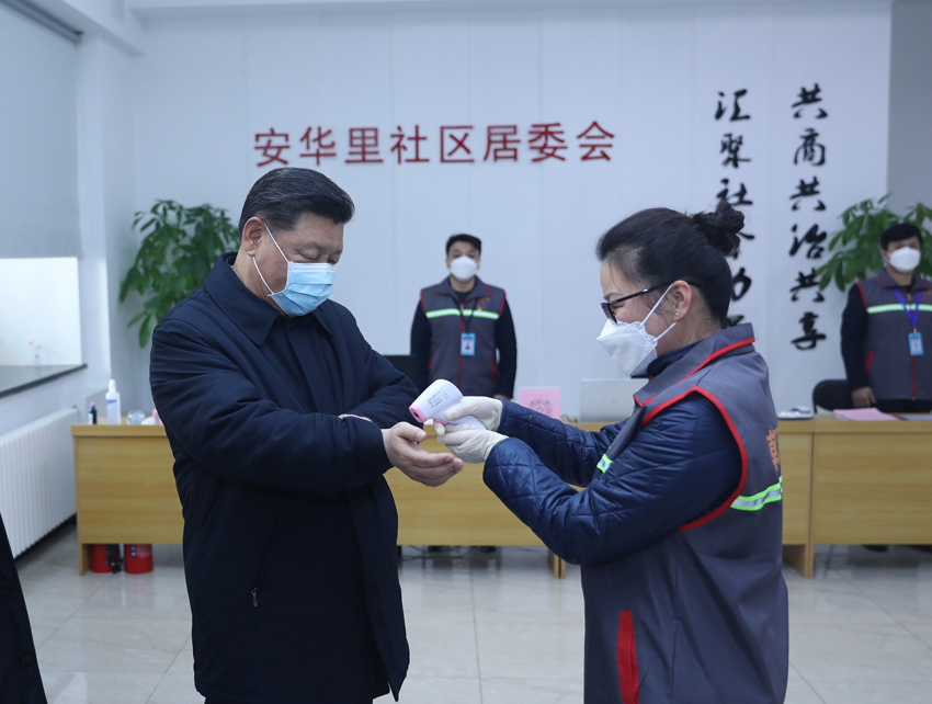 2月10日，中共中央總書記、國家主席、中央軍委主席習(xí)近平在北京調(diào)研指導(dǎo)新冠肺炎疫情防控工作。這是習(xí)近平來到朝陽區(qū)安貞街道安華裡社區(qū)，了解基層一線疫情聯(lián)防聯(lián)控情況。 新華社記者 鞠鵬 攝