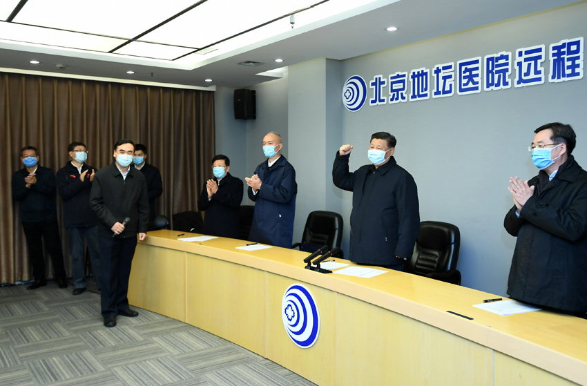 2月10日，中共中央總書記、國家主席、中央軍委主席習(xí)近平在北京調(diào)研指導(dǎo)新冠肺炎疫情防控工作。這是習(xí)近平在首都醫(yī)科大學(xué)附屬北京地壇醫(yī)院遠(yuǎn)程診療中心，通過視頻連線武漢市收治新冠肺炎患者的金銀潭醫(yī)院、協(xié)和醫(yī)院、火神山醫(yī)院，了解情況、聽取意見和建議，慰問一線醫(yī)務(wù)工作者。 新華社記者 謝環(huán)馳 攝