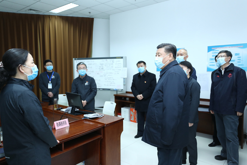 2月10日，中共中央總書記、國家主席、中央軍委主席習近平在北京調研指導新冠肺炎疫情防控工作。這是習近平在朝陽區疾病預防控制中心調研，聽取朝陽區疫情防控工作情況介紹。 新華社記者 鞠鵬 攝