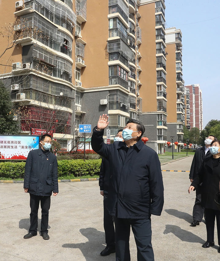 3月10日中午，離開火神山醫院，習近平趕赴武漢市東湖新城社區，看望居家隔離的社區群眾，實地了解社區疫情防控、群眾生活保障等情況，對社區群眾和防控一線工作人員表示慰問和感謝。（文字：張曉鬆、朱基釵  攝影：鞠鵬、龐興雷、謝環馳）