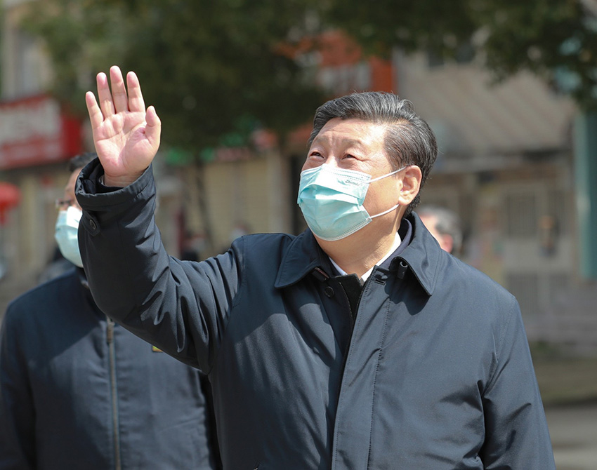 3月10日中午，離開火神山醫院，習近平趕赴武漢市東湖新城社區，看望居家隔離的社區群眾，實地了解社區疫情防控、群眾生活保障等情況，對社區群眾和防控一線工作人員表示慰問和感謝。（文字：張曉鬆、朱基釵  攝影：鞠鵬、龐興雷、謝環馳）