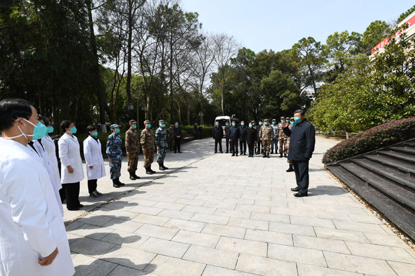 3月10日，中共中央總書記、國家主席、中央軍委主席習近平專門赴湖北省武漢市考察新冠肺炎疫情防控工作。這是習近平在火神山醫院辦公樓外廣場接見湖北省和軍隊、外地支援湖北醫護人員代表，致以親切慰問和衷心感謝。新華社記者 謝環馳 攝