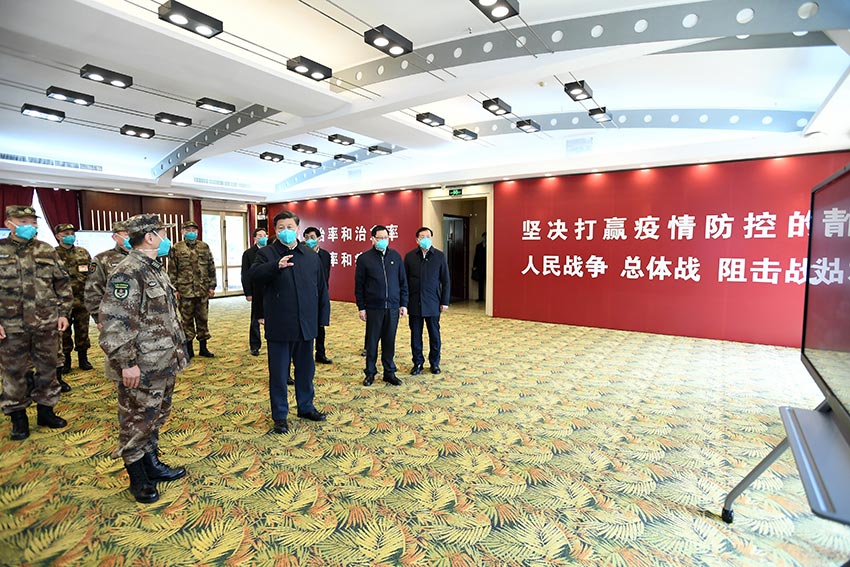 3月10日，中共中央總書記、國家主席、中央軍委主席習近平專門赴湖北省武漢市考察新冠肺炎疫情防控工作。這是習近平在火神山醫院指揮中心，聽取醫院建設運行、患者收治、醫務人員防護保障、科研攻關等情況介紹。 新華社記者 謝環馳 攝