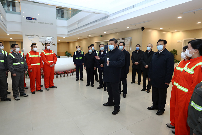 3月29日，中共中央總書記、國家主席、中央軍委主席習近平在浙江考察調研。這是習近平在寧波舟山港穿山港區碼頭了解港口復工復產情況。 新華社記者 鞠鵬 攝