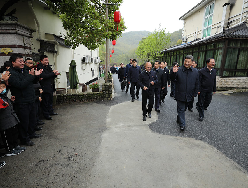 3月30日，中共中央總書記、國家主席、中央軍委主席習(xí)近平在浙江省安吉縣天荒坪鎮(zhèn)余村考察，了解該村多年來踐行“綠水青山就是金山銀山”理念、推動綠色發(fā)展發(fā)生的巨大變化。 新華社記者 鞠鵬 攝